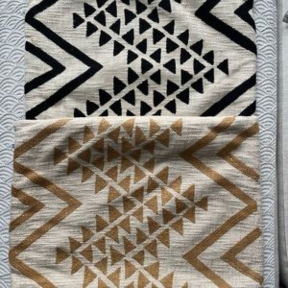 💛🖤 UO Throw Pillow Cover - Picture 2 of 5